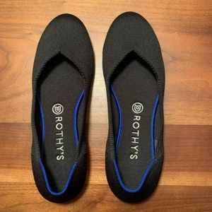 8½ solid black rothys